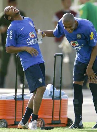 Robinho y Alex Silva bromean en la concentración brasileña.