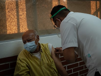 Un hombre es vacunado en el Centro de Salud Dr. Luis Alberto Erosa León, ubicado en la Alcaldía Milpa Alta.