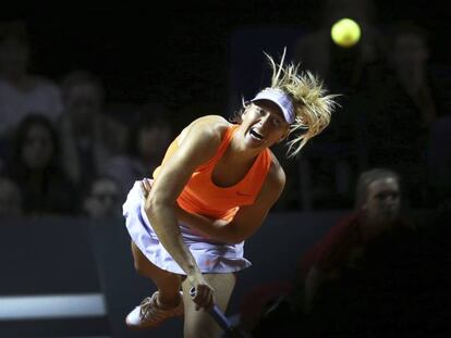 Sharapova sirve durante el partido contra Vinci en Stuttgart.