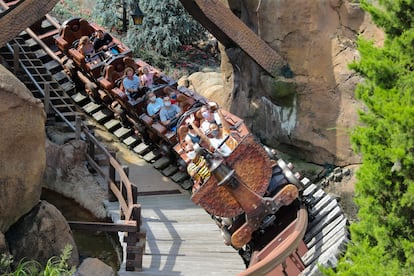 Pessoas com máscara em uma montanha russa do parque Disney World, em Orlando, na Flórida, neste fim de semana.