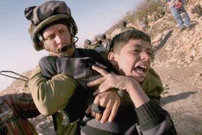 Un soldado israelí detiene a un niño palestino en noviembre, en una colonia cerca de Hebrón.