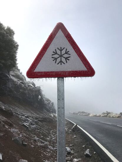 Las temperaturas nocturnas muy bajas y la humedad generada por la nubosidad a ras de suelo hacen que aparezca hielo. En la imagen una señal en la carretera cubierta de hielo.