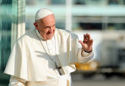 El papa Francisco saluda a los feligreses a bordo de su papamóvil.