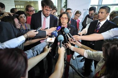 La ministra de Agricultura, Medio Rural y Marino, a su llegada a la reunión con sus homólogos europeos que tiene lugar hoy en la que están discutiendo las consecuencias de la propagación de la bacteria <i>E. coli</i>.