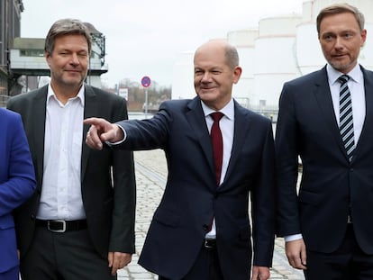 Los líderes de los partidos que integran la coalición gobernante en Alemania, el canciller Olaf Scholz (segundo por la derecha).