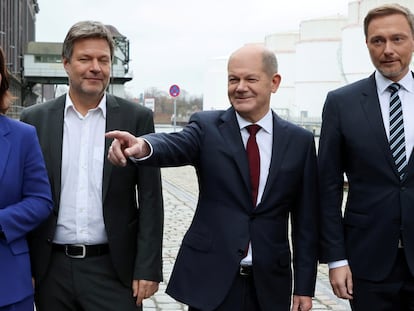 Las primeras figuras de Los Verdes, Annalena Baerbock y Robert Habeck, junto al canciller Olaf Scholz y Christian Lindner, de los liberales, el 24 de noviembre de 2021.