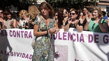 Juana Rivas, de pie en el centro, en una manifestación a finales de julio en Maracena (Granada).