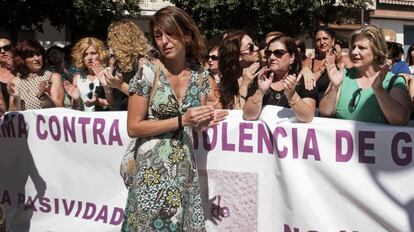 Juana Rivas, de pie en el centro, en una manifestaci&oacute;n a finales de julio en Maracena (Granada). 