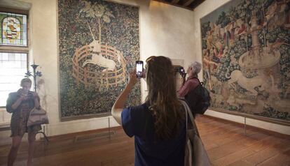 Visitants a la sala dels tapissos de l'unicorn de The Cloisters, a Nova York.