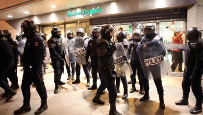 Agentes antidisturbios protegen la entrada de El Corte Inglés en la Puerta del Sol.