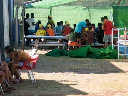 Inmigrantes menores alojados en el camping El jard&iacute;n de las Dunas de Tarifa.