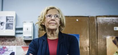 Manuela Carmena en un encuentro con vecinos del distrito de Villaverde.