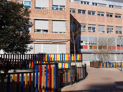 Edificio y patio de juegos del colegio El Porvenir en la calle Bravo Murillo, en Madrid, desiertos tras el cierre por la pandemia.