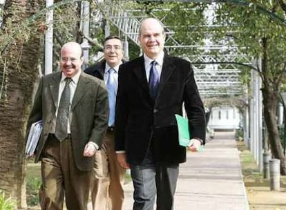 De izquierda a derecha, el consejero de la Presidencia, Gaspar Zarrías; el portavoz, Enrique Cervera, y Chaves.