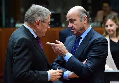 El ministre d'Economia, Luis de Guindos (esquerra), parla amb el director del Mecanisme Europeu d'Estabilitat, Klaus Regling, avui a Brussel·les.