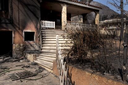 Así han quedado las viviendas ubicadas en las urbanizaciones Montepino y Montesol tras el incendio urbano forestal de Llutxent.