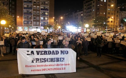 Medio millar de personas se concentraron ayer en Bilbao en solidaridad con las víctimas de abusos de los salesianos de Deusto. 