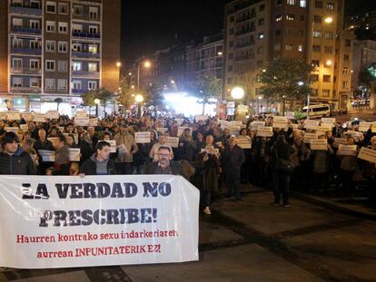 Medio millar de personas se concentraron ayer en Bilbao en solidaridad con las víctimas de abusos de los salesianos de Deusto. 