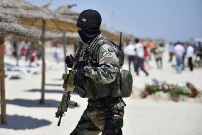 Un guardia armado patrulla la playa Marhaba durante la visita del secretario del Interior británico, Theresa May, a la escena en la que 38 personas perdieron la vida el pasado viernes 29 de junio en Sousse, Túnez.