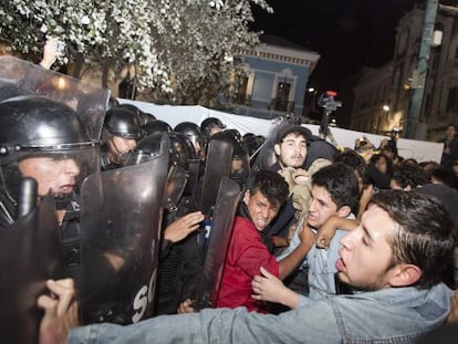 Manifestantes enfrentam a polícia em Quito.