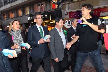 Dolores de Cospedal y Antonio Basagoiti pasean por Bilbao antes del mitin de ayer.