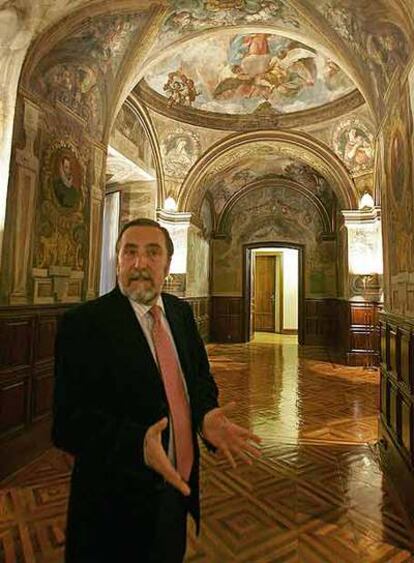 El ex alcalde Juan Barranco, en la antigua capilla situada detrás del salón de plenos.