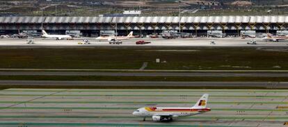 Un avi&oacute;n de Iberia despega de la T-4, visto desde la torre de control, en mayo de 2012.