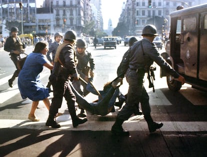 Una mujer intenta desesperadamente evitar la detención de un joven por parte de la Policía durante una protesta en Buenos Aires, el 30 de marzo de 1982. Durante la dictadura desaparecieron a manos del Ejército casi 30.000 personas, según las organizaciones defensoras de los derechos humanos.