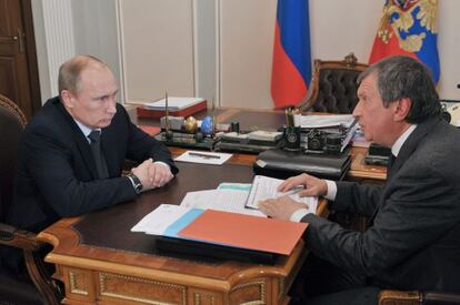 El presidente ruso Vladimir Putin conversa con el consejero delegado de la empresa rusa Rosneft, Igor Sechin.