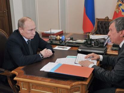 El presidente ruso Vladimir Putin conversa con el consejero delegado de la empresa rusa Rosneft, Igor Sechin.