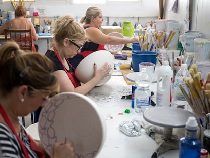 Trabajadoras de Ivan Ros decoran a mano las piezas en la fábrica de La Rambla (Córdoba).