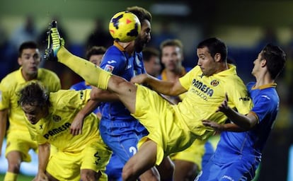Mario trata de despejar el balón ante Borja