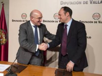 Los presidentes de la Diputación provincial y de la Cámara de comercio de Valladolid, Jesús Julio Carnero (izq.) y Carlos Villar, respectivamente, durante la firma del convenio para favorecer la internacionalización de las empresas.