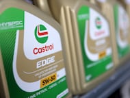 Latas de aceite para la automoción de la marca Castrol.