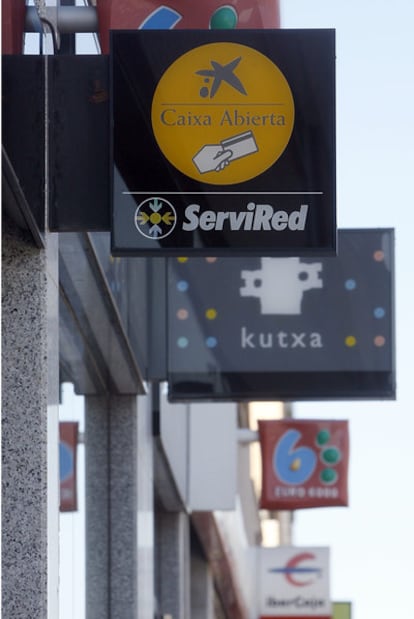 Sucursales de cajas de ahorros en el barrio madrileño de Sanchinarro.