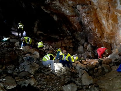 La expedición arqueológica trabaja en la sima donde se encontraron restos humanos de hace 2.000 años.