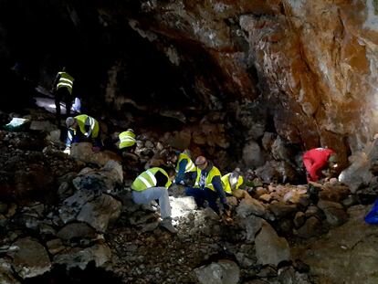 La expedición arqueológica trabaja en la sima donde se encontraron restos humanos de hace 2.000 años.