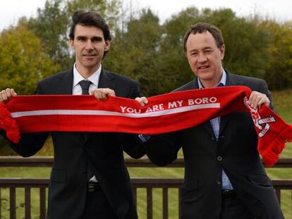 Steve Gibson, presidente del Middlesbrough, y Aitor Karanka, durante su presentación como técnico del conjunto inglés