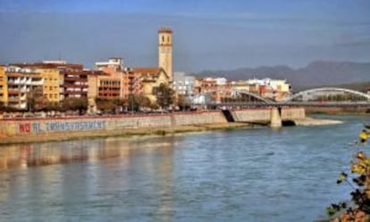 El río Ebro a su paso por Tortosa.