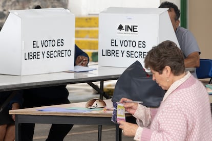 Una mujer consulta su 'acordeón' mientras emite su voto en la elección judicial, el pasado primero de junio.