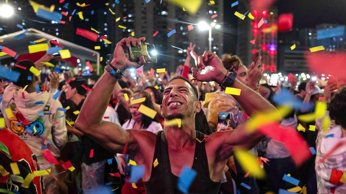 Venezolanos festejan triunfo en mundial de béisbol
