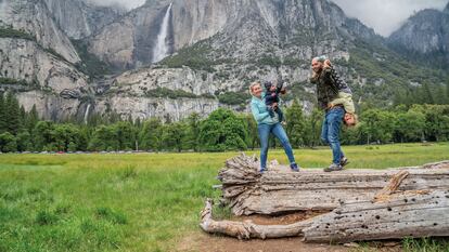 Adrián Rodríguez y su esposa Gosi Bendrat, autores del blog 'Mola Viajar', con sus dos hijos en el parque nacional de Yosemite (EE UU).