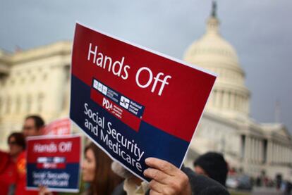 Un hombre enarbola un cartel que dice "no toquis la Seguridad Social y Medicare", el pasado 26 de octubre  en Washington.