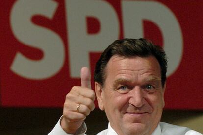 El socialdemócrata Gerhard Schröder fue elegido canciller de Alemania tras ganar las elecciones a la CDU y formar un Gobierno de coalición con los verdes. Desde su puesto ha tenido que enfrentarse a una grave crisis económica que ha hecho que el número de parados en Alemania se sitúe por encima de los cuatro millones. Pese a la mala marcha de la economía su decidida oposición a la Guerra de Irak y su buena de gestión de la crisis tras las inundaciones del verano de 2002 le aseguraron la reelección en otoño de aquel año.