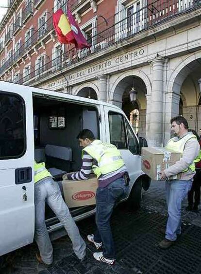 Guardias civiles sacan cajas con documentos de la Junta Municipal del Distrito de Centro.