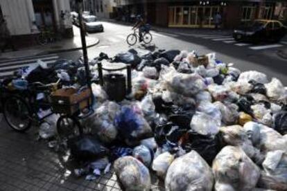 Vista del pasado18 de julio, de montañas de basura que se amontonan en las calles de Buenos Aires (Argentina) por el conflicto laboral que enfrenta al Gobierno de la ciudad con los sindicatos de los trabajadores involucrados en la retirada de residuos.