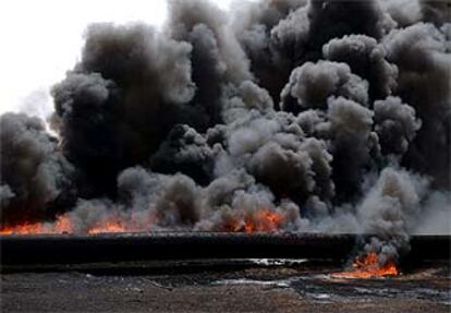 Un pozo petrolero ardiendo al sur de Basora.