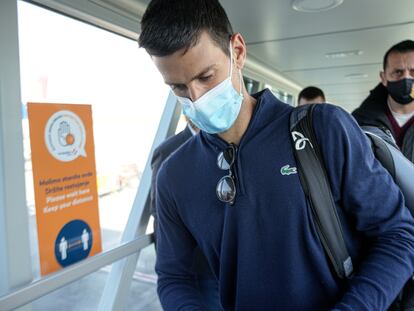 El tenista Novak Djokovic a su llegada este lunes al aeropuerto de Belgrado (Serbia).