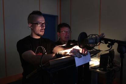 Fernando Castro y Antonio Villar, durante el doblaje de 'Juego de tronos'.