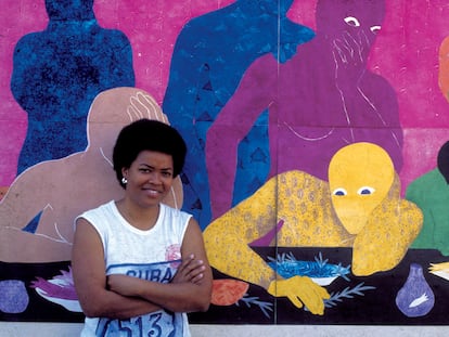 Belkis Ayón, frente a su obra 'La cena' en su impresión original en color de 1988.